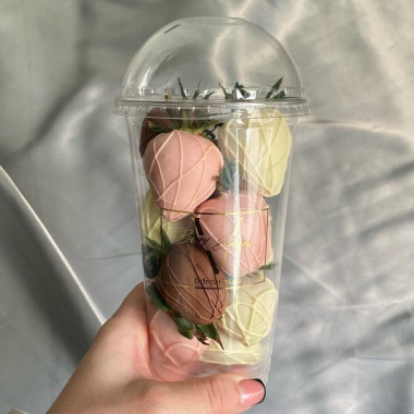 Клубника в шоколаде в стакане 250 гр.
